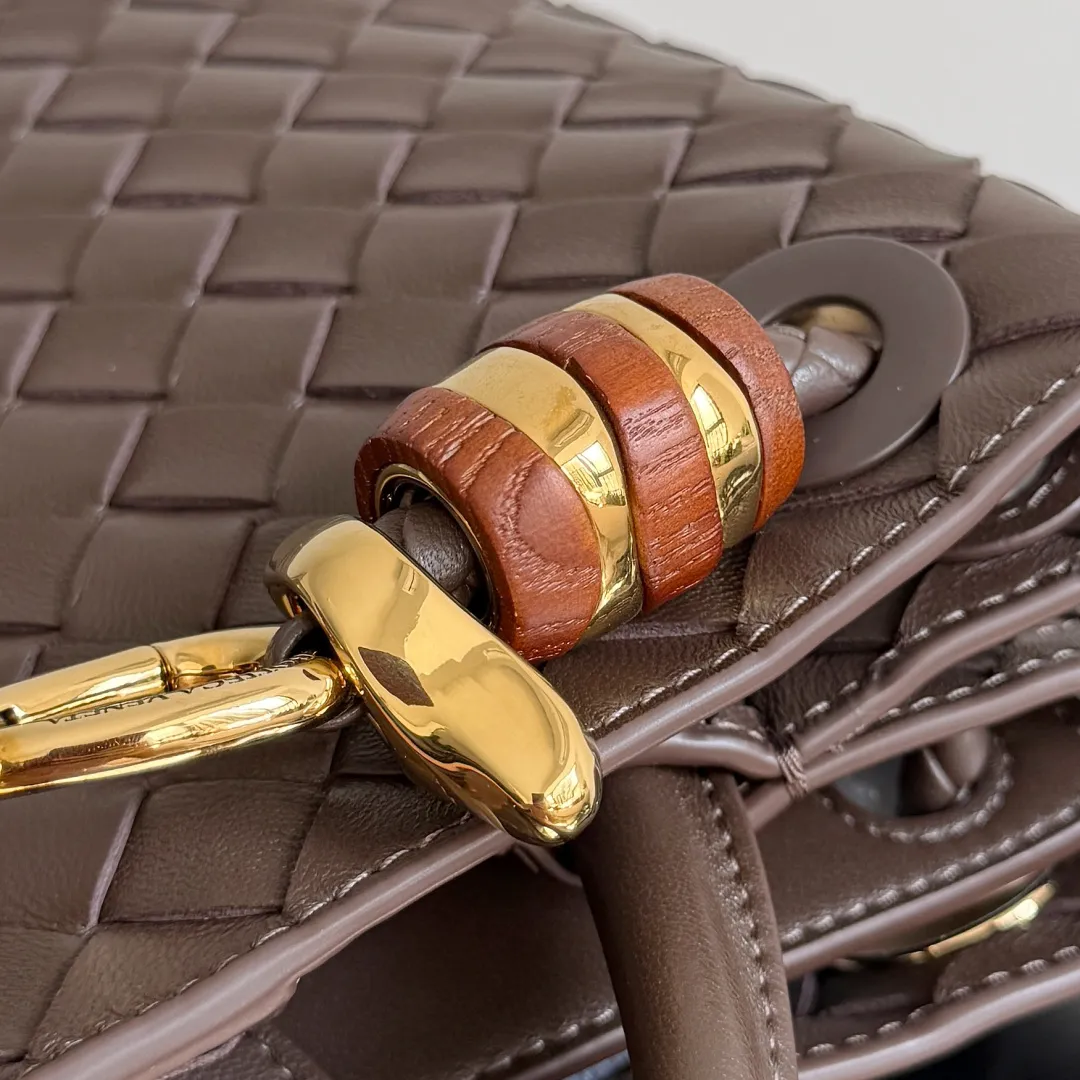 The new Andiamo batch of 3060 BV is shipped‼ ️The classic intercciato weaving process is used to create a soft bag, the metal knot is made of micro-cast aluminum using jewelry technology🪢, and the decorative beads are made of metal and hand-polished oak, allowing you to jump repeatedly between elegance and fun💃, making it unpredictable. Classic and versatile, it shows off your temperament, and the bag has a large capacity, making it very convenient for daily commuting! It has a variety of carrying methods, the shoulder straps can be adjusted by yourself, the original lambskin feels soft and delicate, and the unisex style breaks gender boundaries and brings a more practical and long-lasting use experience. The Andiamo, which has both elegant and casual styles, perfectly interprets the "fashionable old money style". Style number: 743568+wood hardware Color: candy brown Size: 25*22*10.5cm